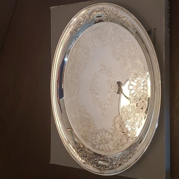 Oneida Castle Court Oval Tray - Picture 2 of 8